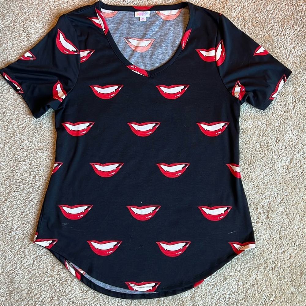 Lularoe Iris v neck short sleeve top tunic blouse Halloween red vampire lips